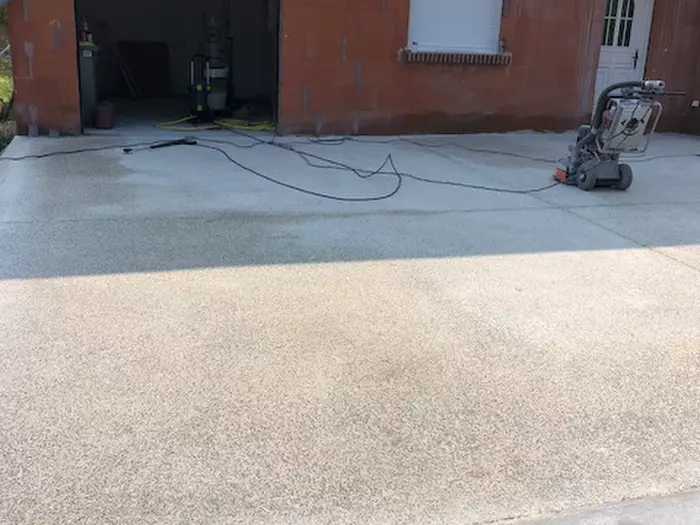 Le béton bouchardé est le dressage de la surface laissant…